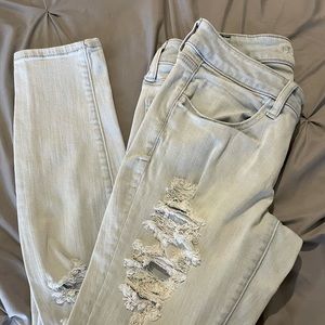 American Eagle Lightwash Distressed Skinny Jeans